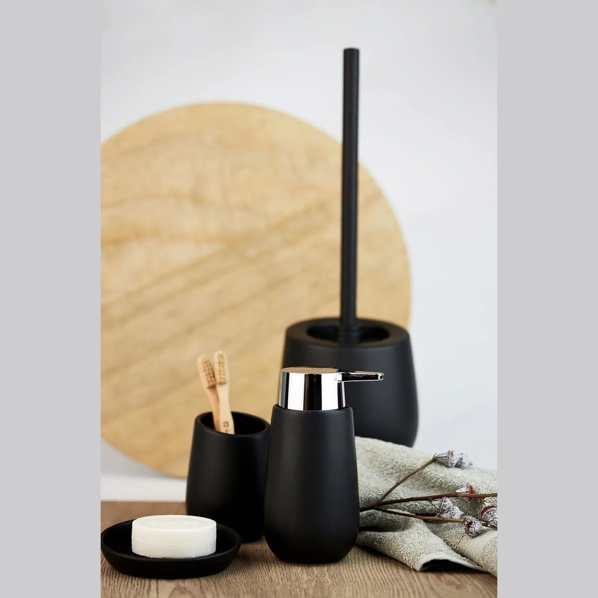 WENKO WC-Garnitur Badi, Keramik, elegantes Design, hygienische Bürste, Austauschbarer Bürstenkopf 2