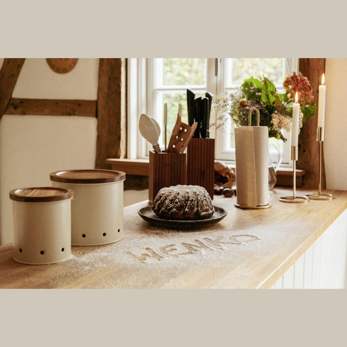 WENKO Aria Vorratsdose, Massivholz & Metall, 3,8 l — luftdurchlässig, rustikales Design, praktische Griffe 2