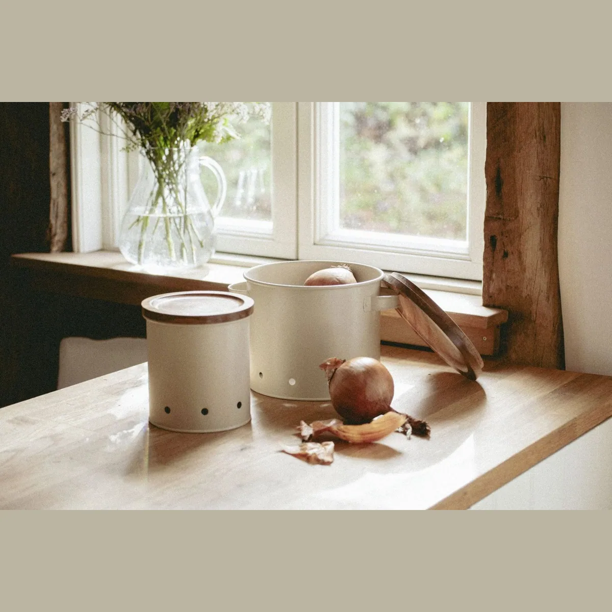 WENKO Aria Vorratsdose, Massivholz & Metall, 3,8 l — luftdurchlässig, rustikales Design, praktische Griffe 5